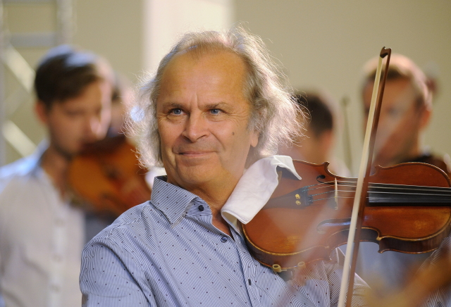 Oceněný houslista Václav Hudeček.