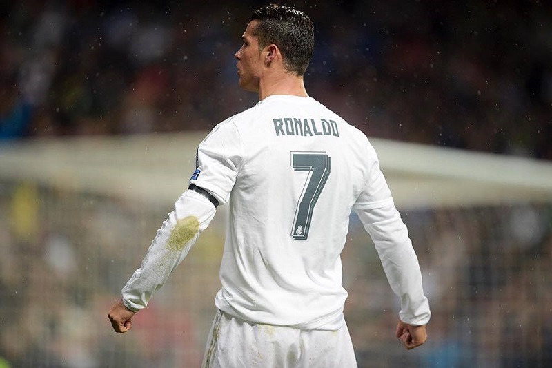 Real Madrid měl podle zahraničních médií přijmout nabídku turínského Juventusu za Cristiana Ronalda. Real Madrid měl podle zahraničních médií přijmout nabídku turínského Juventusu za Cristiana Ronalda.