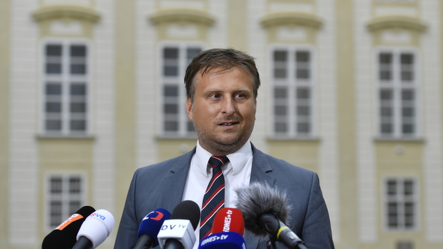 Nový ministr spravedlnosti Jan Kněžínek hovoří s novináři po svém jmenování 10. července 2018 na Pražském hradě. Nový ministr spravedlnosti Jan Kněžínek hovoří s novináři po svém jmenování 10. července 2018 na Pražském hradě.