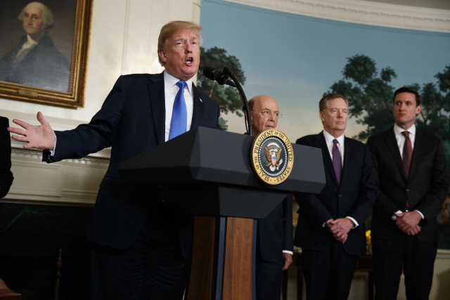 Zleva: Donald Trump, Tom Bossert, Robert Lighthizer a Wilbur Ross.