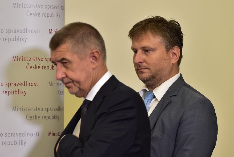 Předseda vlády Andrej Babiš (vlevo) uvedl do funkce nového ministra spravedlnosti Jana Kněžínka.