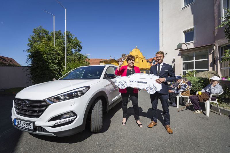 Hyundai předal SUV Tucson poskytovateli sociálních služeb Centrin CZ.