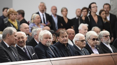 S Dagmar Burešovou se přišli rozloučit také politici.