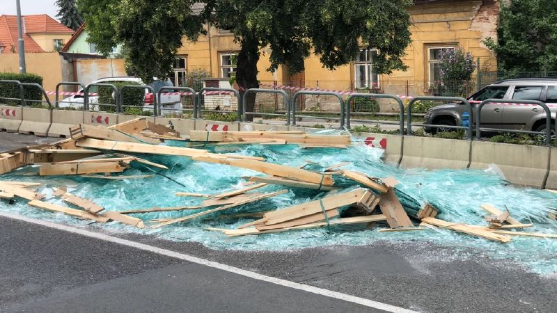 U Prahy boural kamion, deset tun skla se vysypalo na vozovku.