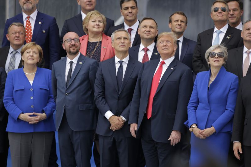 Šéfové státu a vlád aliančních zemí pozorující přelet vrtulníků při zahájení summitu NATO v Bruselu.