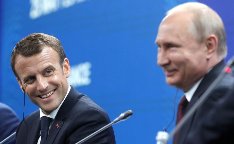 Francouzský prezident Emmanuel Macron (vlevo) a ruský prezident Vladimir Putin. Francouzský prezident Emmanuel Macron (vlevo) a ruský prezident Vladimir Putin.