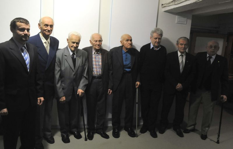 Luděk Eliáš (čtvrtý zleva) v Ostravě při křtu knihy Ostrava za ostnatými dráty.