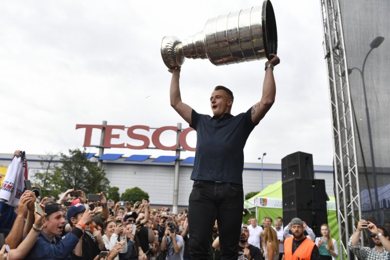 Jakub Vrána zvedá nad hlavu Stanley Cup. Jakub Vrána zvedá nad hlavu Stanley Cup.