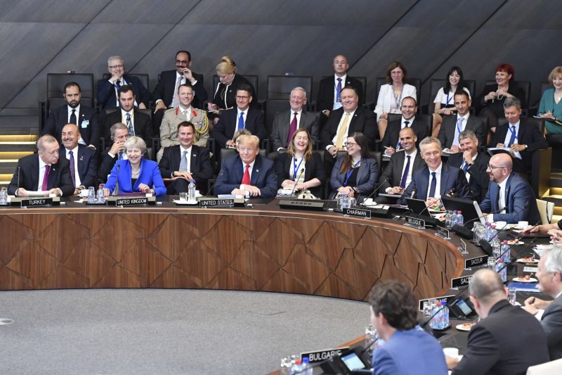 Státníci aliančních zemí při summitu NATO v Bruselu.