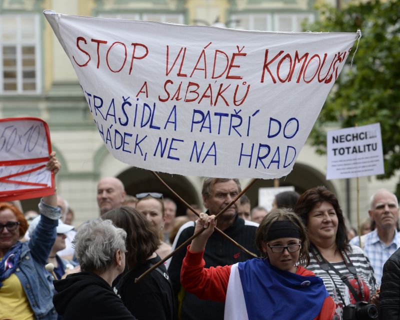Protest proti vládě na Malostranském náměstí.