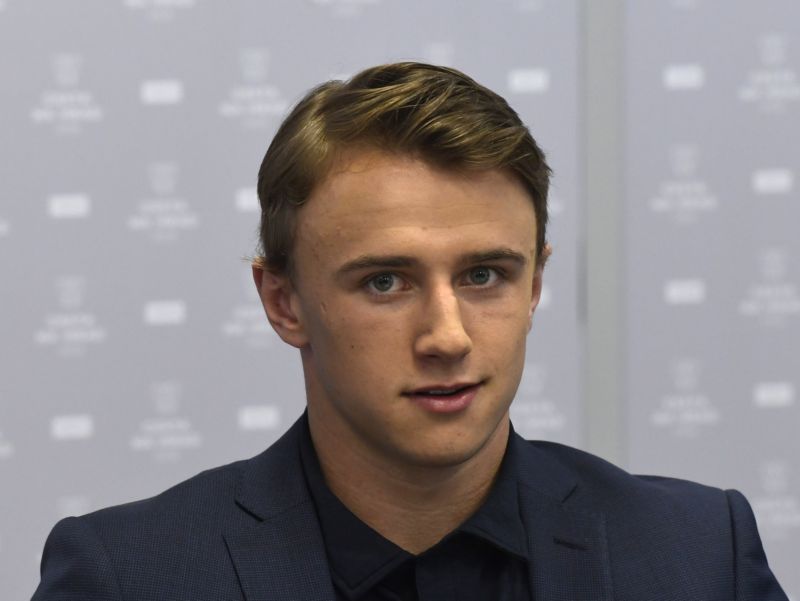 Šťastný Jakub Vrána po zisku poháru.