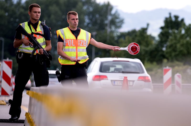 Rakouská policie na hranicích.