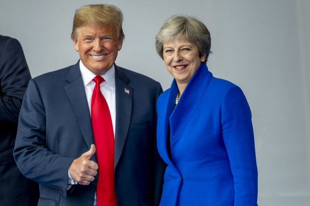 Americký prezident Donald Trump (vlevo) a premiérka Spojeného království Theresa Mayová. Americký prezident Donald Trump (vlevo) a premiérka Spojeného království Theresa Mayová.