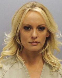 Stormy Daniels na policejní fotce.