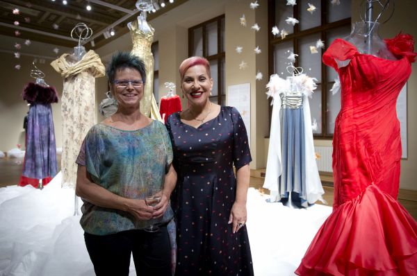 Návrhářka Ivany Follové (vlevo)a operní pěvkyni Dagmar Peckovou (vpravo).