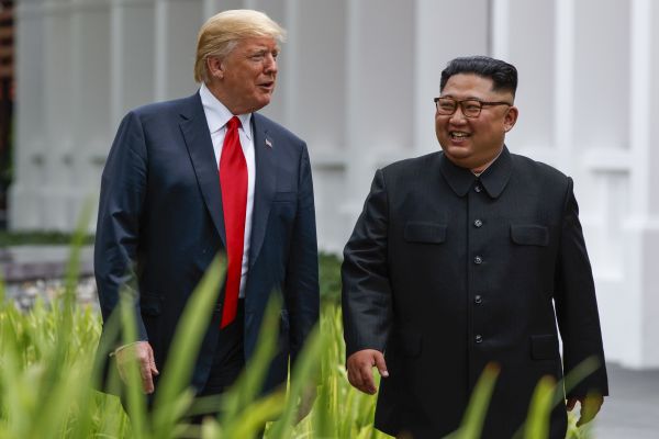 Americký prezident Donald Trump a vůdce KLDR Kim Čong-un na červnovém setkání.