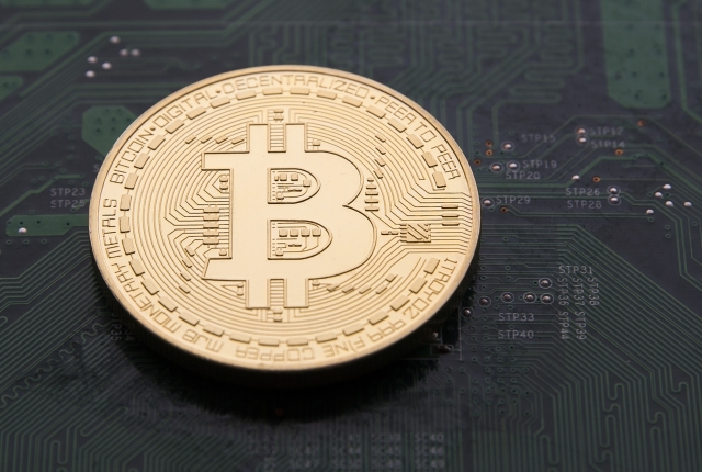 Zavedená virtuální měna Bitcoin. 