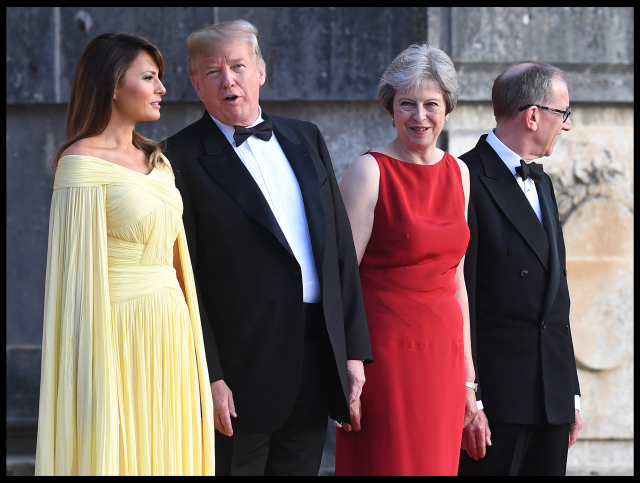 Zleva Melania a Donald Trumpovi a Theresa Mayová s manželem Philipem. 