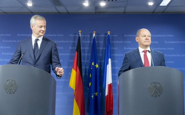 Fancouzský ministr financí Bruno Le Maire (vlevo) a jeho německý kolega a vicekancléř Olaf Scholz. 