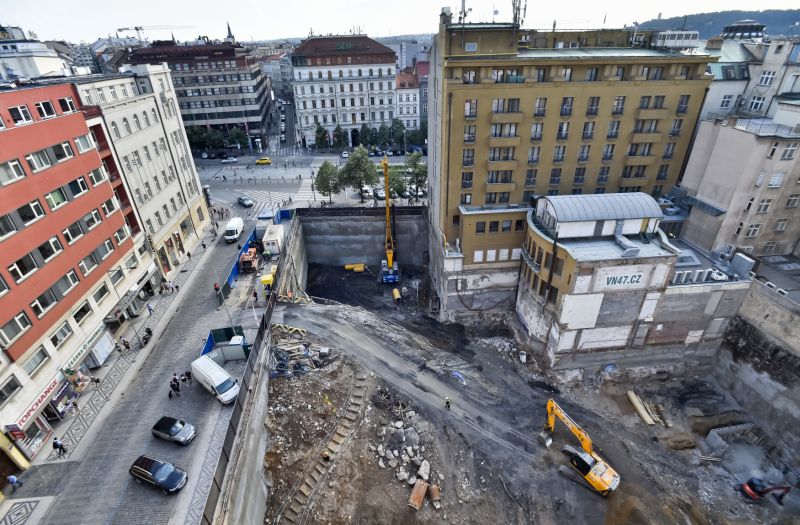 Místo budoucího Květinového domu na rohu Václavského náměstí a Opletalovy ulice v Praze.