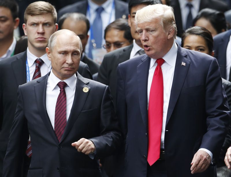 Ruský prezident Vladimir Putin (vlevo) a americký prezident Donald Trump (vpravo).