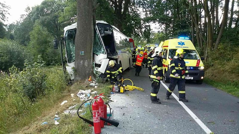 Autobus na Olomoucku narazil do stromu, nejméně jedenáct zraněných.