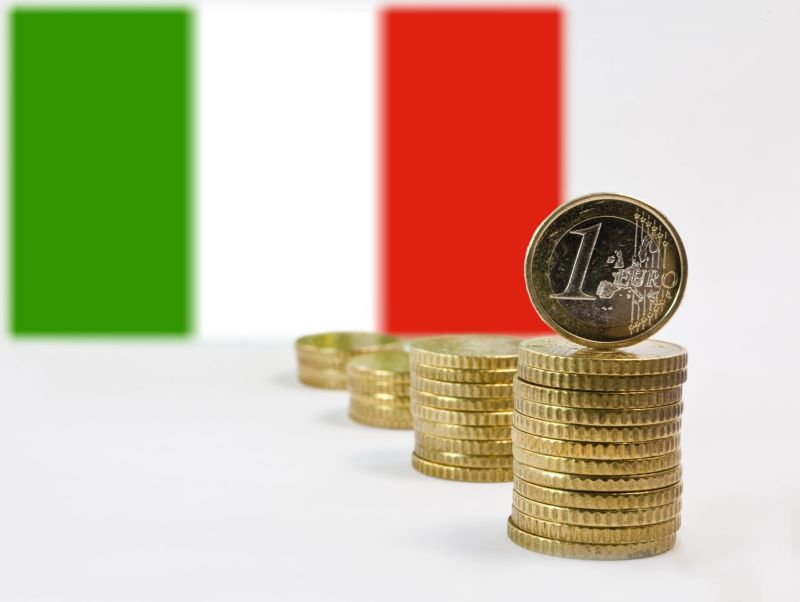 Euro mince a italská vlajka.