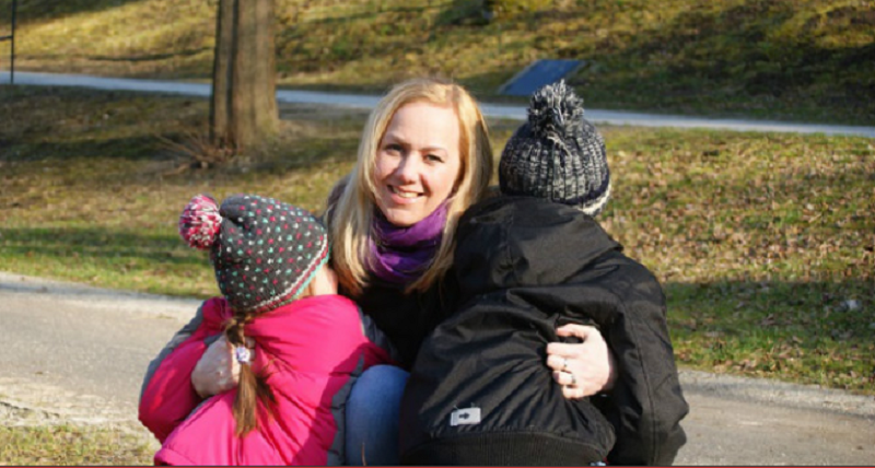 Zastupitelka Jana Komrsková (Piráti) se svými dětmi.