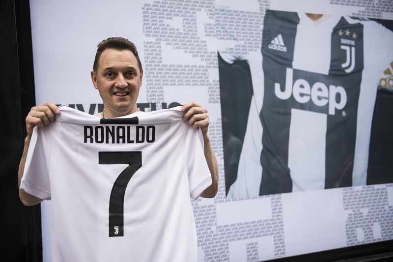 Jeden z fanoušků s novým dresem Juventusu se jménem Ronalda.