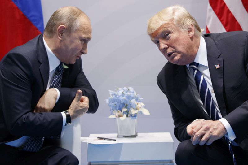 Ruský prezident Vladimir Putin (vlevo) a americký prezident Donald Trump (vpravo).