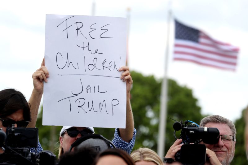 Protesty za propuštění dětí oddělených od rodičů a umístěných do ústavů v USA.