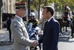 Emanuel Macron si potřásl rukou se šéfem francouzské armády, generálem Francois Lecointrem.