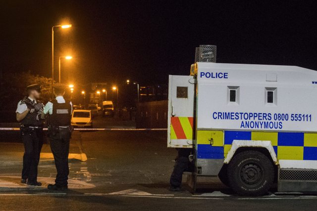 Policie před domem exšéfa Sinn Féin v Belfastu.
