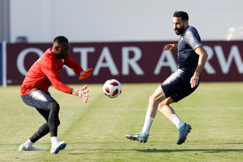 Adil Rami (vpravo) pomáhá spoluhráčům svým plnovousem.