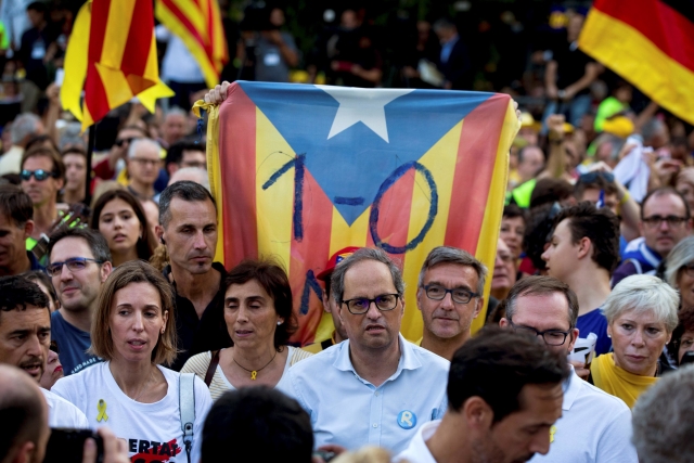 Desetitisíce lidí zaplnily ulice Barcelony. Desetitisíce lidí zaplnily ulice Barcelony.