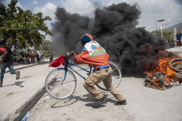 Snímek z protestů na Haiti.