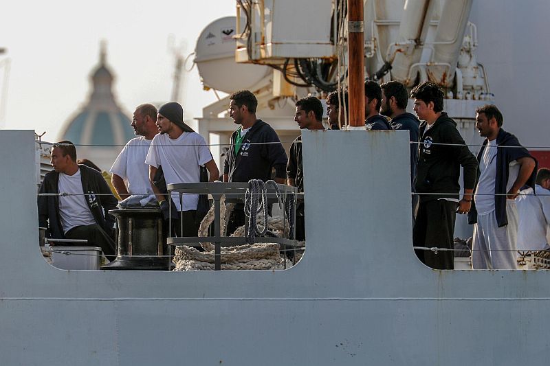 Migranti zachránění z rybářské lodi.