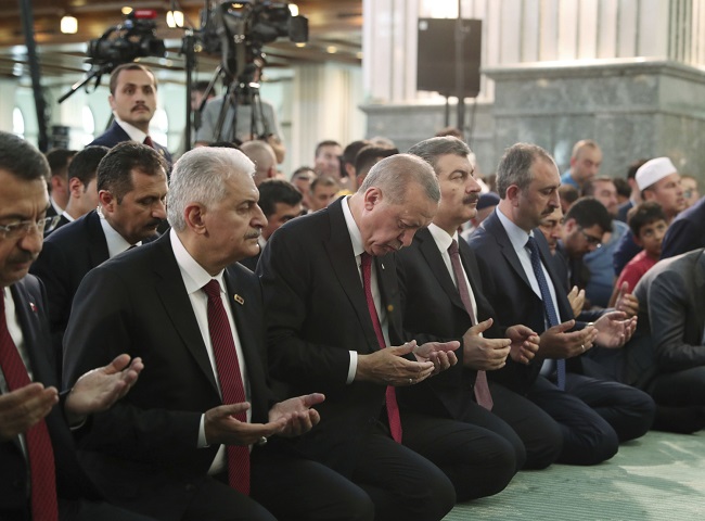 Recep Tayyip Erdogan se účastní modlitby (druhý zleva).
