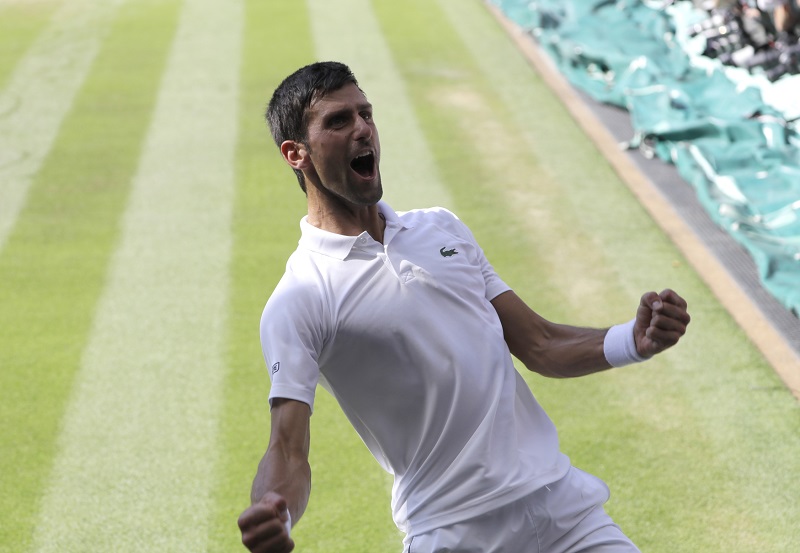 Novak Djokovič se raduje ze čtvrtého triumfu na Wimbledonu.