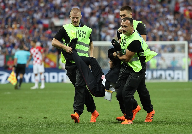 Finále MS ve fotbale v Rusku narušila akce Pussy Riot.