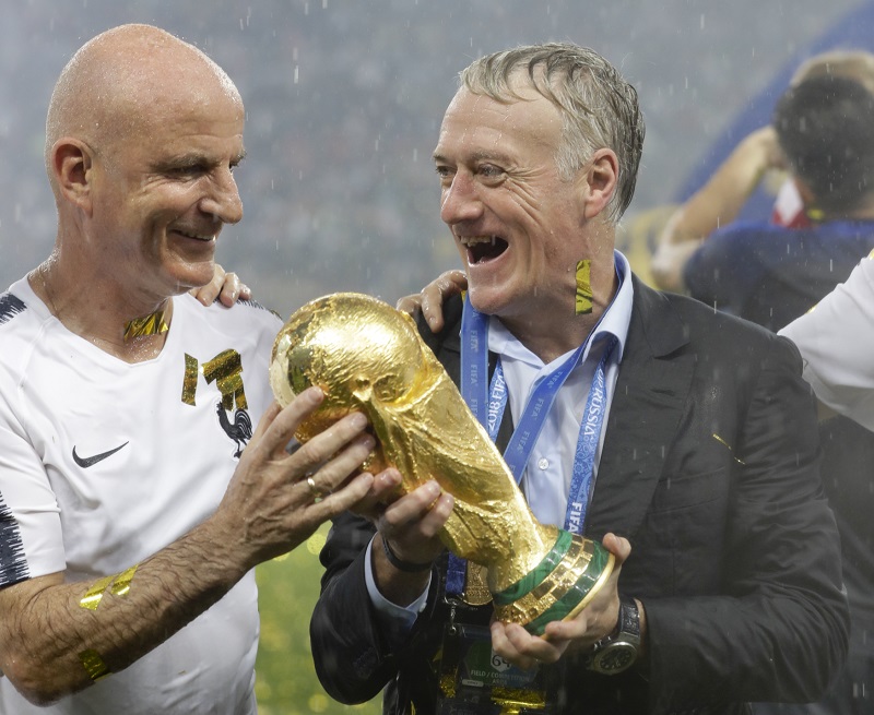 Šťastný Didier Deschamps s pohárem pro mistry světa