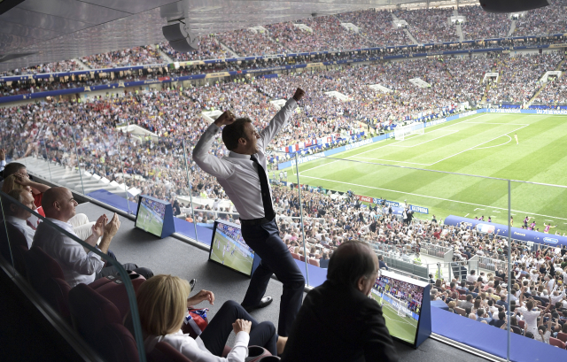Macron zápas prožíval naplno.
