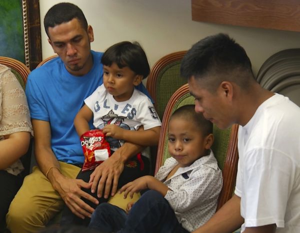 Migranti přicházející do USA.