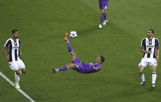 Nůžky Cristiana Ronalda v zápase ligy mistrů proti Juventusu.