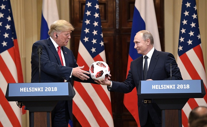 Donald Trump (vlevo) pochválil Putinovi také fotbalové mistrovství světa, které pořádalo Rusko.
