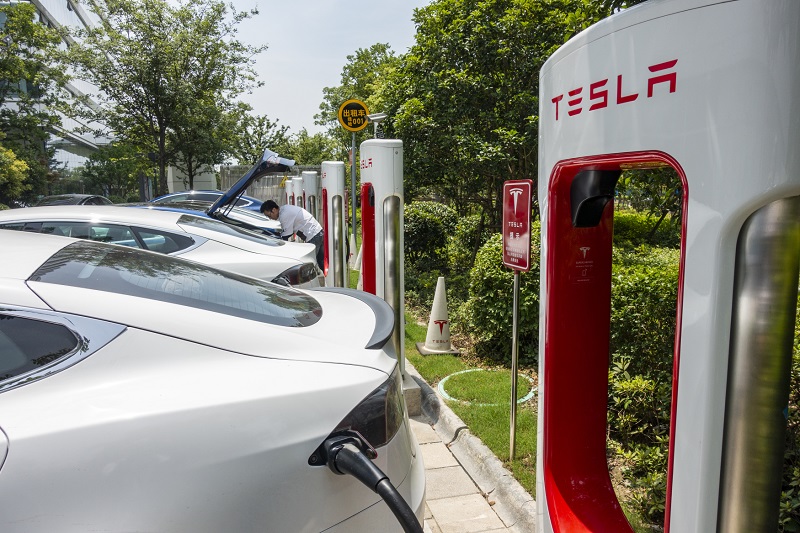 Tesla se potýká s poklesem akcií.