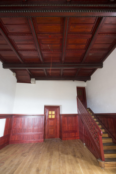 V západním křídle se nachízí bývala prvorepubliková restaurace s dřevěnými interiéry od architekta Dušana Jurkoviče.
