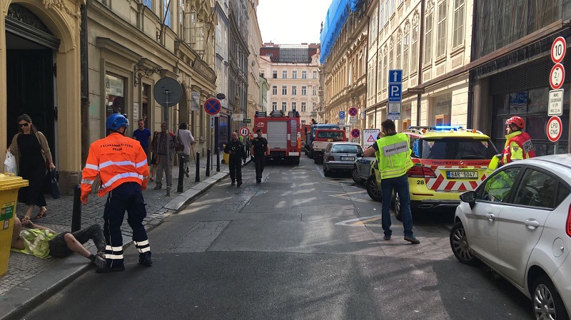 Hasičům se podařilo vyprostit ze zřícené budovy zatím tři lidi.