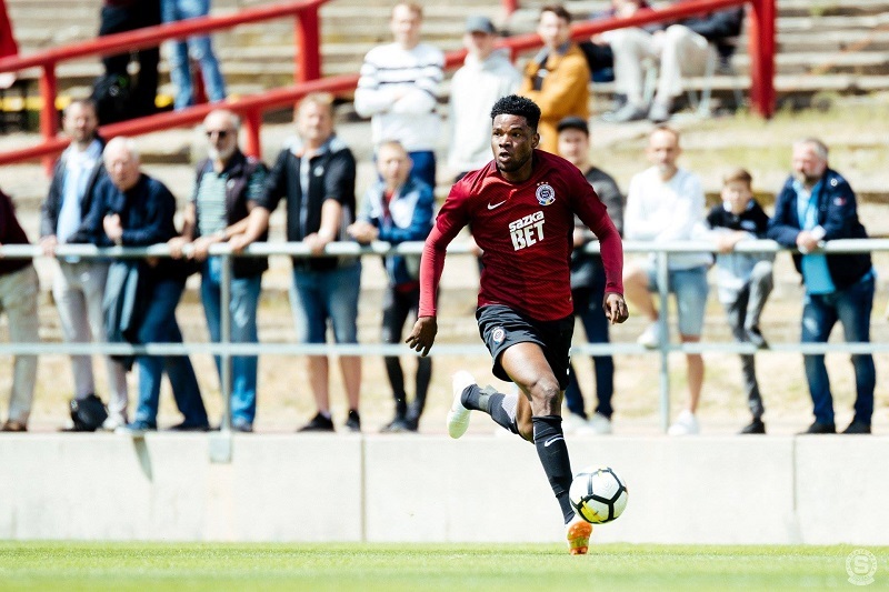 Ghanský forvard Benjamin Tetteh už definitivně patří pražské Spartě.