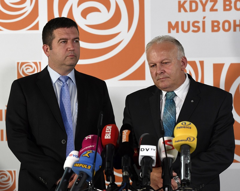 Petr Krčál (vpravo) nabízí svoji rezignaci.